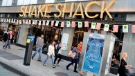 Les amateurs de burger connaissent sans aucun doute la célèbre chaine de restaurants Shake Shack originaire de New York. De passage...